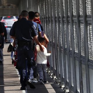 Hay 3 mil 200 migrantes menores en custodia en EU