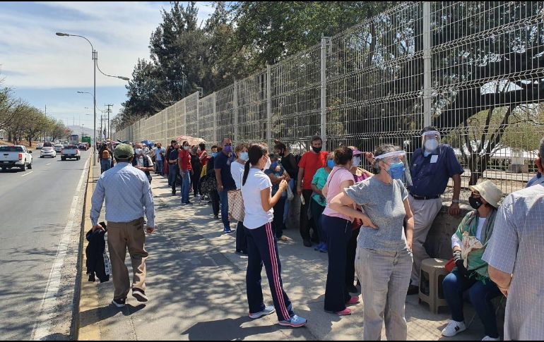 Un retraso en la llegada de las vacunas y falta de asientos afectaron la primera jornada de vacunación. EL INFORMADOR/A. Montiel
