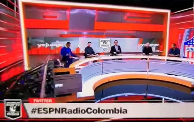 Apenas comenzaba el episodio cuando el conductor principal daba la entrada al espacio deportivo, pero de pronto, a su derecha, una pantalla gigante se le fue encima a uno de sus compañeros. YouTube