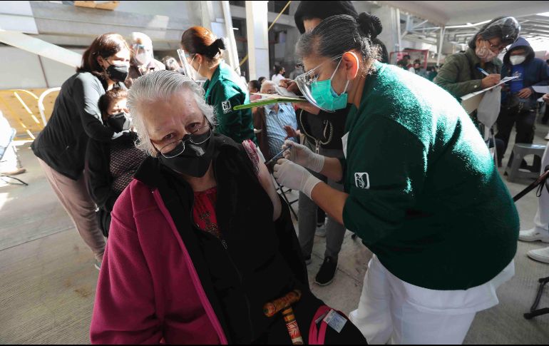 AMLO explica que su gobierno ha logrado en contratos 140 millones de vacunas con diversos laboratorios, pero el asunto es que los laboratorios incumplen y no llegan a tiempo. SUN / EELG