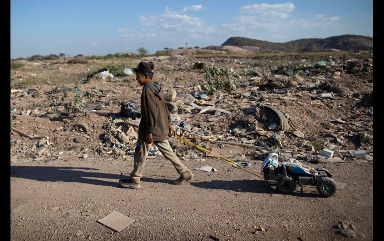 Varias generaciones de familias se han nutrido del vertedero de Pavia y sus técnicas de recolección se transmiten de generación en generación. AP/A. Cubillos