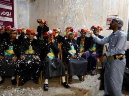 Las bodas exclusivas para invidentes se llevan celebrando cada año en Saná desde 2017, con alrededor de medio centenar de novios para reducir de esta forma los costes del evento. EFE/Y. Arhab