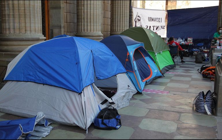 Familiares de personas desaparecidas acampan al exterior del Teatro Juárez, en Guanajuato. EFE/L. Ramírez