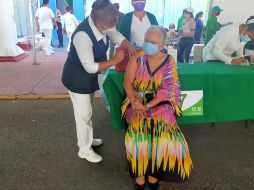 Sánchez Cordero, de 73 años, compartió esta imagen de la aplicación de la vacuna. TWITTER@M_OlgaSCordero