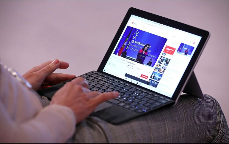 El uso de equipo de cómputo se acrecentó por la pandemia por COVID-19. EFE/A. Santos