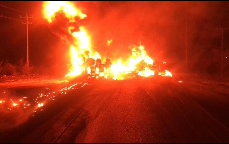 Al arribo de elementos de la corporación en sus respectivas unidades, la zona estaba resguardada por Seguridad Pública Municipal con cierre total de la circulación. FACEBOOK / Protección Civil Nuevo León