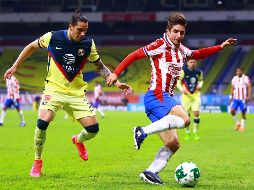 El volante derecho de Chivas Isaac Brizuela, dice estar parejo en cuanto partidos ganados o perdidos contra el América. Imago7