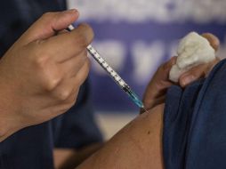 Guatemala recibió las primeras 81 mil 600 vacunas de AstraZeneca este jueves. EFE/E. Biba