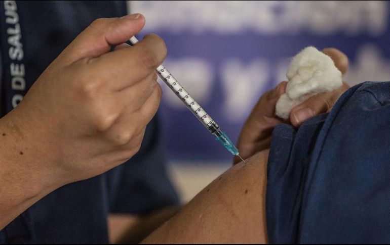 Guatemala recibió las primeras 81 mil 600 vacunas de AstraZeneca este jueves. EFE/E. Biba