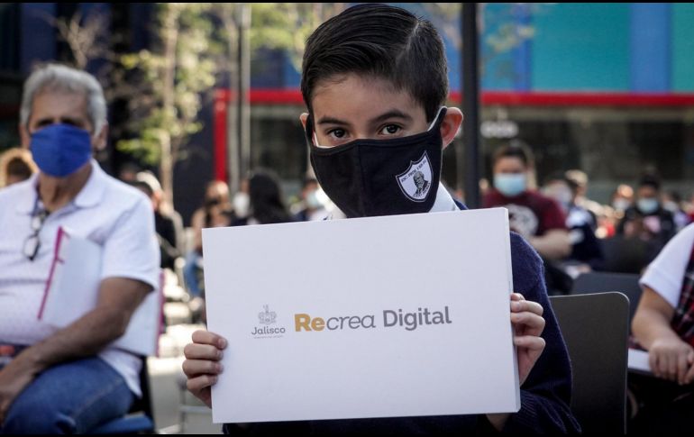 La entrega de los dispositivos forma parte del programa “Recrea, Escuela para la Vida”, en el que hay 50 escuelas inscritas ubicadas en 14 municipios. ESPECIAL / Gobierno de Jalisco