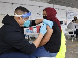 Aproximadamente 35 millones de adultos en el país ya están totalmente inmunizados. EFE/J. Mabanglo