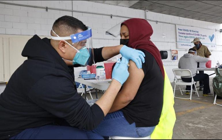 Aproximadamente 35 millones de adultos en el país ya están totalmente inmunizados. EFE/J. Mabanglo