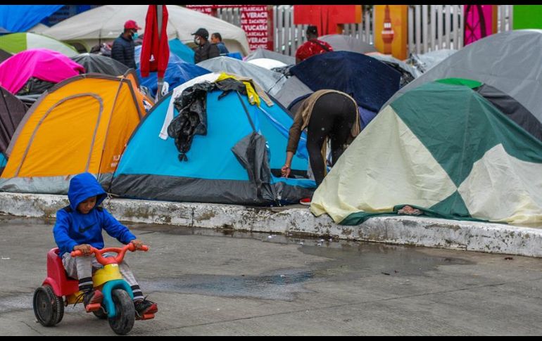 Los casi mil migrantes del albergue improvisado por ellos en la garita de El Chaparral tienen que soportar temperaturas de cinco grados por las noches. EFE/J. Terríquez
