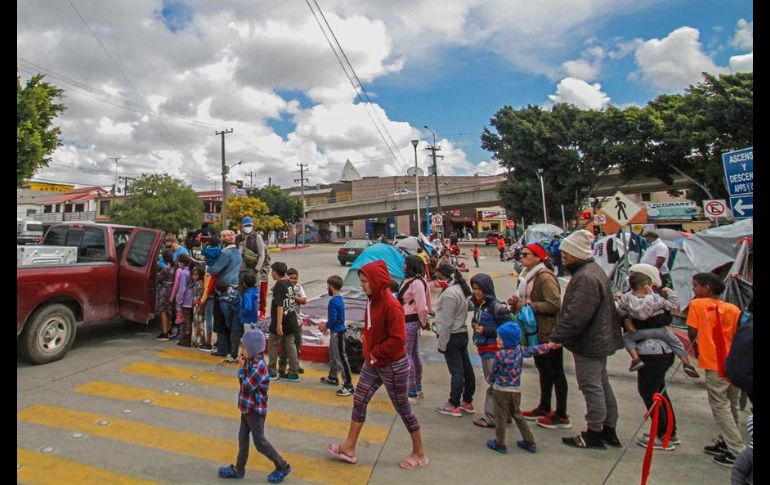 Los casi mil migrantes del albergue improvisado por ellos en la garita de El Chaparral tienen que soportar temperaturas de cinco grados por las noches. EFE/J. Terríquez