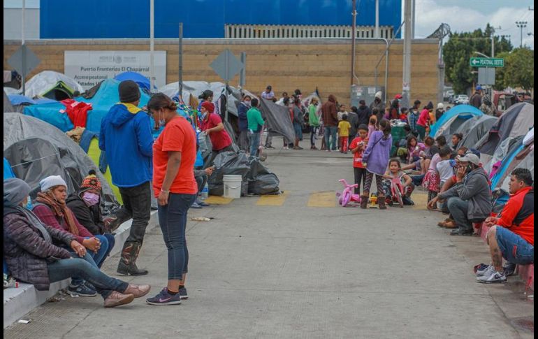 Los casi mil migrantes del albergue improvisado por ellos en la garita de El Chaparral tienen que soportar temperaturas de cinco grados por las noches. EFE/J. Terríquez