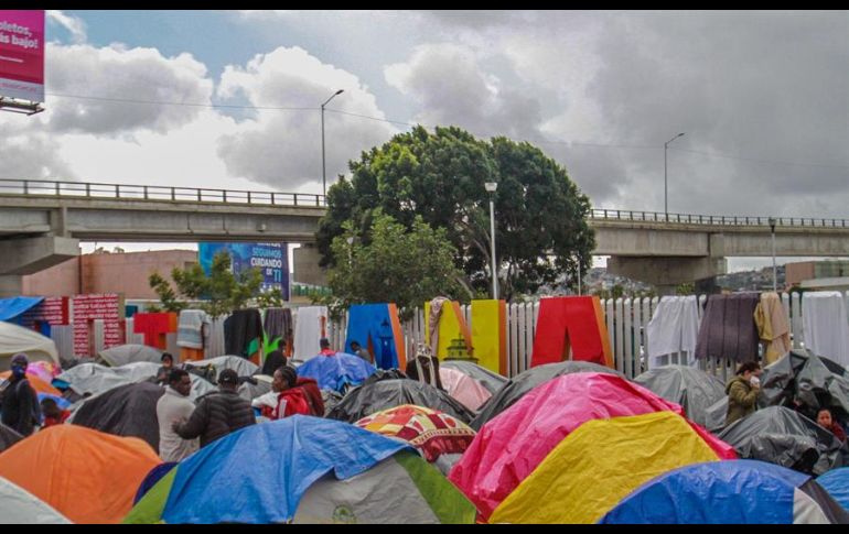 Los casi mil migrantes del albergue improvisado por ellos en la garita de El Chaparral tienen que soportar temperaturas de cinco grados por las noches. EFE/J. Terríquez
