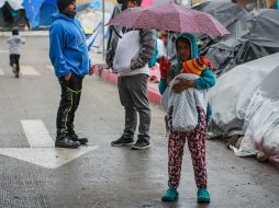 Los casi mil migrantes del albergue improvisado por ellos en la garita de El Chaparral tienen que soportar temperaturas de cinco grados por las noches. EFE/J. Terríquez
