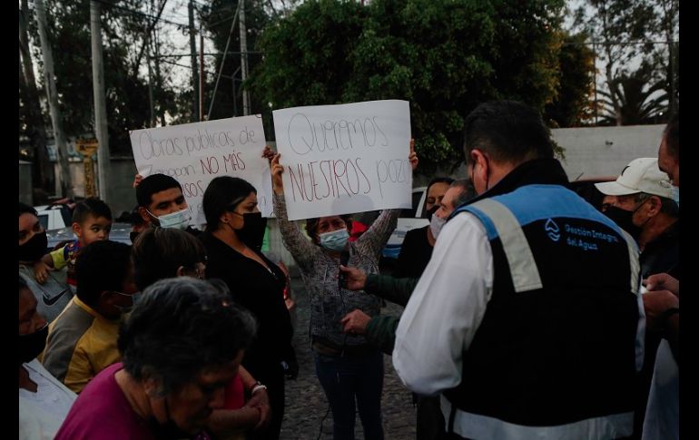 Hacia las ocho de la noche, los vecinos ya habían cerrado la circulación del Periférico. EL INFORMADOR/G. Gallo