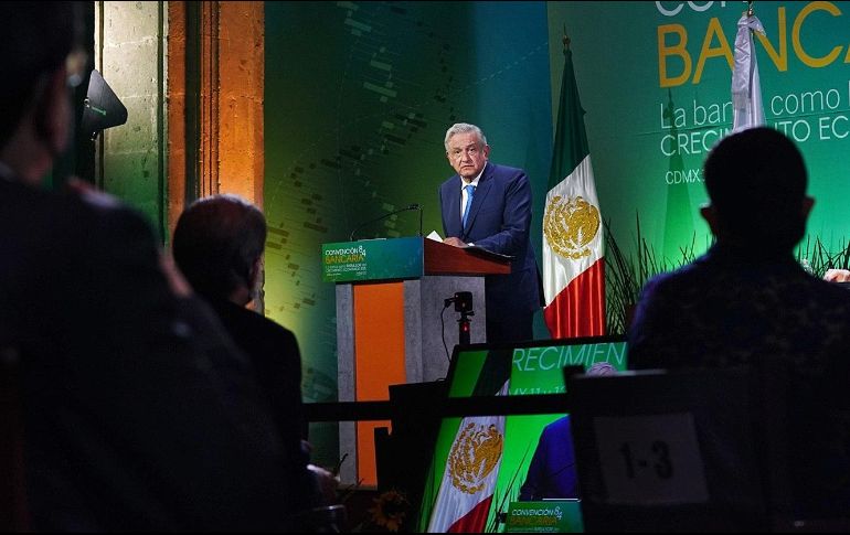 El Mandatario aseguró a los banqueros que no cambiará reglas del sector. EFE/Presidencia de México