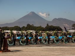“No descansaremos hasta lograr la reparación, juicio y castigo de los responsables”, afirmó el presidente Alejandro Giammattei tras la llegada de los ataúdes. EFE/E. Biba
