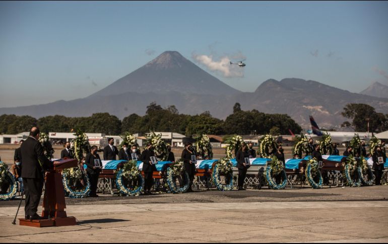 “No descansaremos hasta lograr la reparación, juicio y castigo de los responsables”, afirmó el presidente Alejandro Giammattei tras la llegada de los ataúdes. EFE/E. Biba