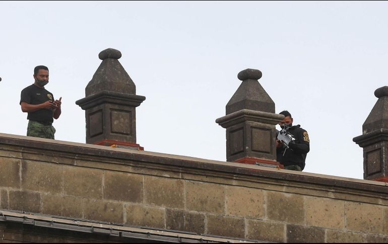 Una publicación en Facebook afirmó falsamente que el Gobierno de México desplegó ''francotiradores'' en la azotea del Palacio Nacional durante las protestas del 8 de marzo. SUN / D. Sánchez