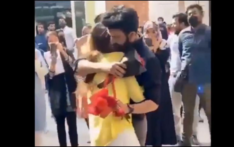 En Pakistán, un país profundamente conservador, están mal vistas las muestras de afecto en público entre dos personas, estén casadas o no. TWITTER