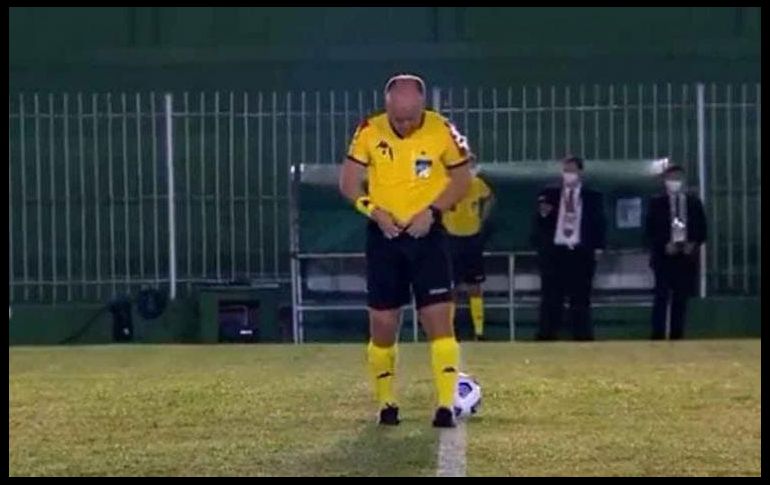 El juez, antes de dar el silbatazo inicial, volteó a ambos lados del campo y creyendo que nadie lo veía orinó. ESPECIAL