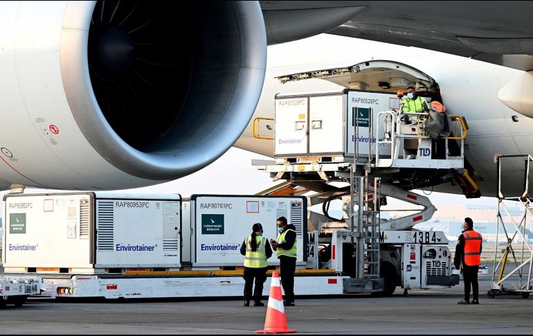''Cumplió Sinovac. Llegaron un millón de dosis de su vacuna esta mañana al aeropuerto de la CDMX'', escribió el canciller. EFE / Presidencia de México