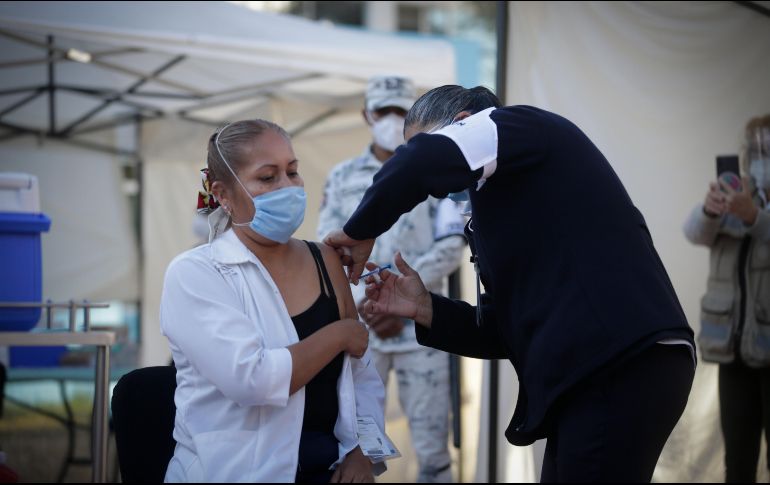 El gobernador argumenta que se tiene que vacunar a todo el personal de salud, con independencia de que atiendan a pacientes de COVID-19. EL INFORMADOR/ F. Atilano