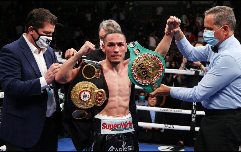 Las tarjetas favorecieron al mexicano 115-113, 117-111 y 113-115. EFE/E. Mullholland