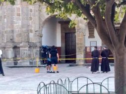 Personal de servicios médicos municipales atendieron al religioso, que presentaba una herida de bala. ESPECIAL