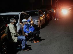 Las personas comenzaron a formarse desde ayer por la tarde en las instalaciones del Centro Universitario de Tonalá, donde hoy comenzarán a vacunar. EL INFORMADOR/G. Gallo