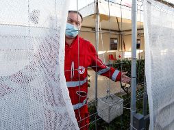 Un módulo donde se aplicaba la vacuna de AstraZeneca cierra sus puertas este lunes en Roma, Italia, tras la suspensión preventiva. EFE/APA/F. Frustaci
