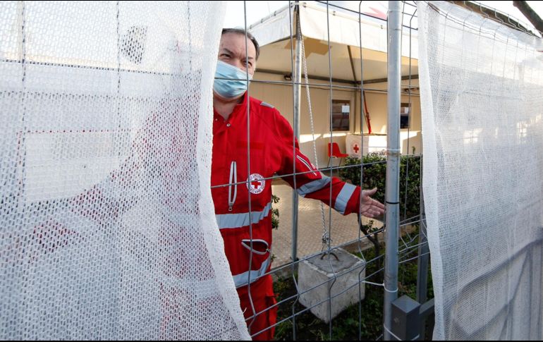 Un módulo donde se aplicaba la vacuna de AstraZeneca cierra sus puertas este lunes en Roma, Italia, tras la suspensión preventiva. EFE/APA/F. Frustaci