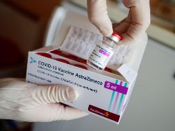 Experta de la OMS afirma que los beneficios de la vacunación son mayores que los riesgos que conlleva el COVID-19. AFP/ARCHIVO