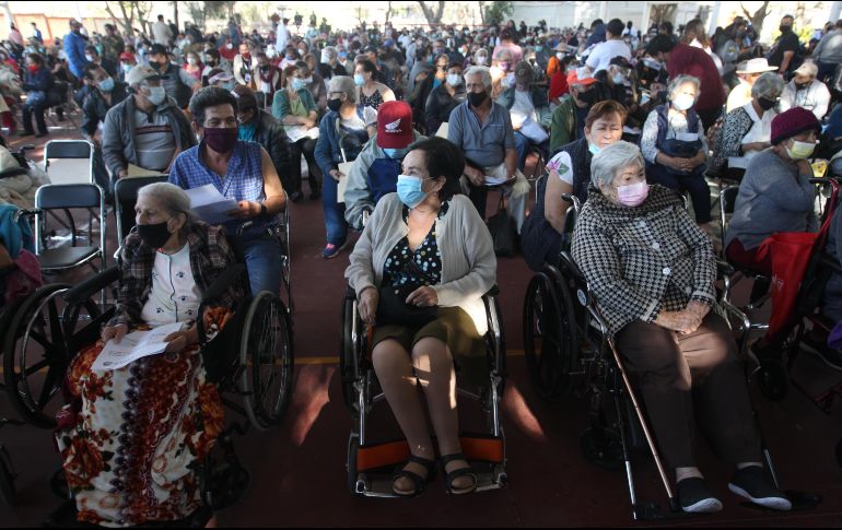 Personas de la Tercera edad se formaron desde un día antes para poder recibir la vacuna contra el COVID-19 este lunes. EL INFORMADOR / A. Camacho