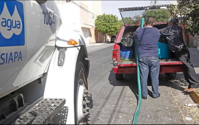 Desde la semana pasada, el SIAPA desplegó un operativo para abastecer a las colonias que han presentado intermitencias en el suministro del agua con pipas. EL INFORMADOR / ARCHIVO