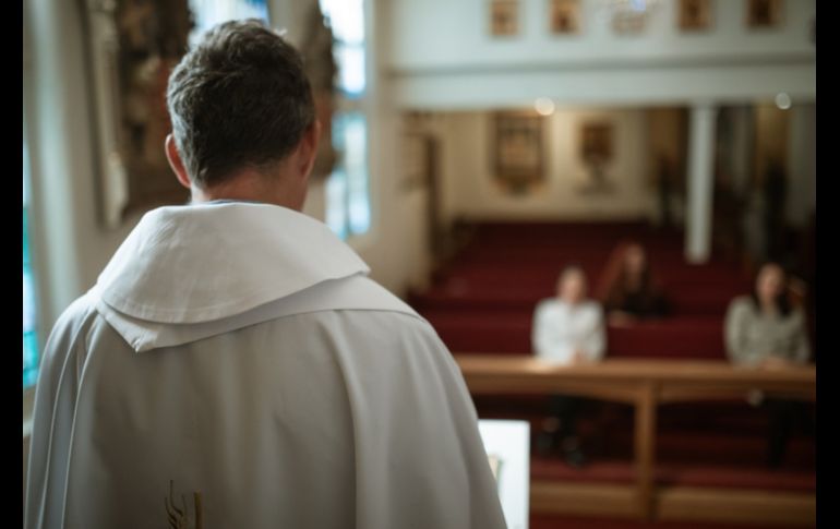 Un sacerdote continuó con la eucaristía acompañado de su mascota. PEXELS