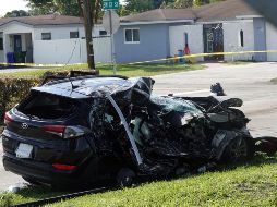 La cámara de un vecino grabó el accidente, en el que la avioneta cae en picada sobre la SUV que venía por la calle. AP / J. Cavaretta