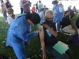 Las autoridades reiteran que las dosis sólo serán para residentes de la capital tapatía. EL INFORMADOR/ F. Atilano