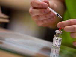 La Agencia Europea del Medicamento aún no concluye investigación científica sobre la existencia de un vínculo causal de la vacuna con casos de trombos y embolias reportados. AP/V. Mayo