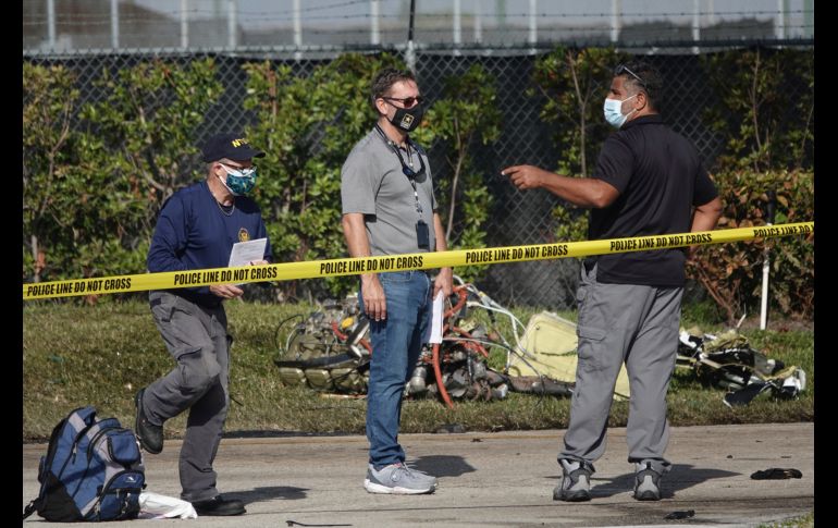 La cámara de un vecino grabó el accidente, en el que la avioneta cae en picada sobre la SUV que venía por la calle. AP / J. Cavaretta
