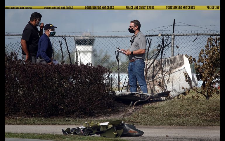 La cámara de un vecino grabó el accidente, en el que la avioneta cae en picada sobre la SUV que venía por la calle. AP / J. Cavaretta