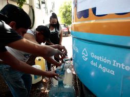 La población en las zonas afectadas ha tenido que enfrentar la tardanza de las pipas de agua. SIAPA / ARCHIVO