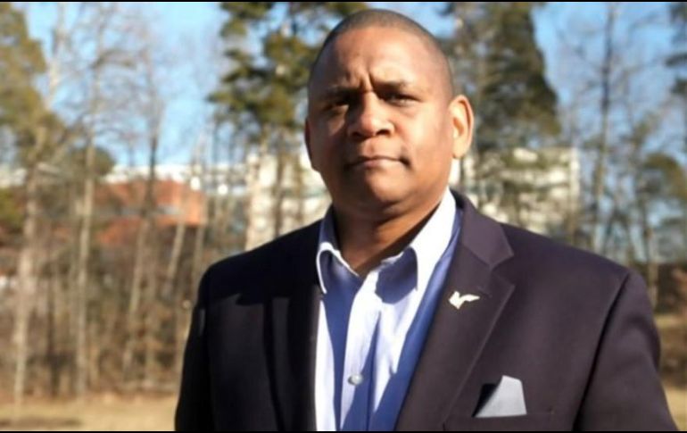 Se podrían diluir los anticuerpos de John Hollis al uno por mil y seguirían matando el 99% de los virus, aseguran los expertos. BBC