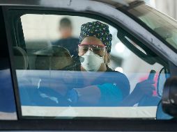 Una trabajadora del sector salud aplica una vacuna a un conductor en Miami. Estados Unidos  ya ha superado las 113 millones de dosis de las vacunas de la covid-19 administradas. AP/W. Lee