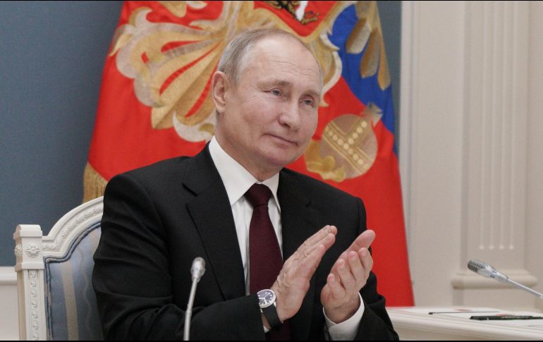 El presidente ruso Vladimir Putin dijo el jueves que las declaraciones del presidente estadounidense Joe Biden sobre él reflejan los problemas actuales y pasados de Estados Unidos. EFE / A. Druzhinin