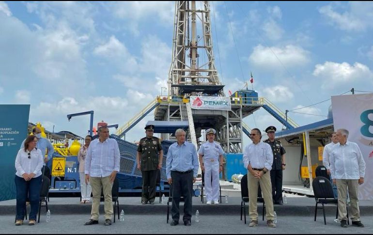 López Obrador (c) encabezó en Tabasco la ceremonia por el 83 aniversario de la Expropiación Petrolera. ESPECIAL/Gobierno de México