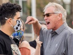 Una persona (d) reacciona ante un grupo que protesta contra el racismo a la comunidad asiática y violencia contra la mujer en Atlanta, Estados Unidos. EFE / J. Girtman